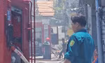 Cháy lớn kho hàng chứa nhựa ở TPHCM, khói đen phủ kín trời