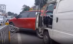 Ô tô mất lái đâm vào dải phân cách gây tai nạn giao thông liên hoàn ở TPHCM 