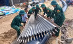 Bộ đội Biên phòng Gia Lai giúp người dân ổn định cuộc sống sau bão số 13