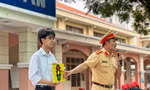CSGT TPHCM vào trường 'hỏi kiến thức luật' của học sinh