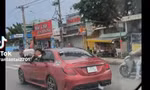 CSGT TPHCM tìm tài xế xe Mercedes lạng lách, chặn đầu xe tải, nhoài người chửi bới trên đường