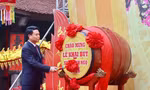 Ông Lê Ngọc Châu - Chủ tịch UBND TP Hải Phòng khởi trống khai bút.