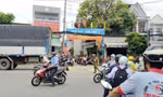 Chở con đi tìm nhà trọ nhập học, 2 mẹ con bị cuốn vào gầm xe tải tử vong