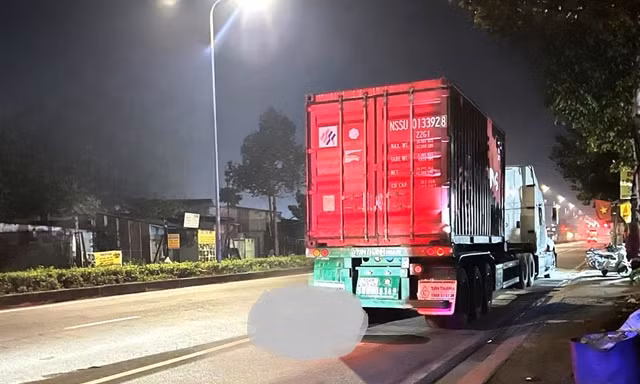 Vừa dừng lề đường mua cà phê, tài xế tá hỏa phát hiện người chết sau đuôi xe