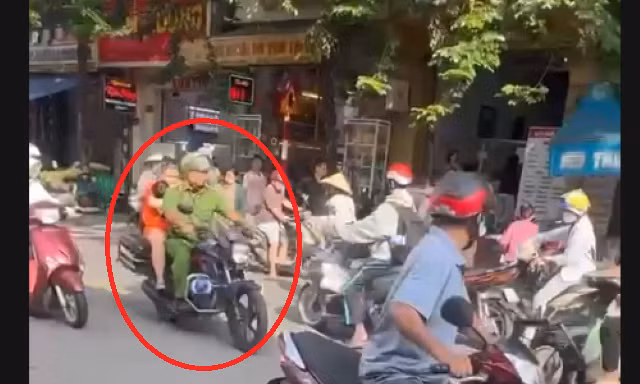 Clip: Đang tuần tra, cảnh sát phát hiện em bé co giật liền chở đi cấp cứu