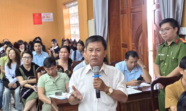 TPHCM: Gần 250 cơ sở bị tạm đình chỉ hoạt động đối thoại với cảnh sát để 'gỡ lệnh'