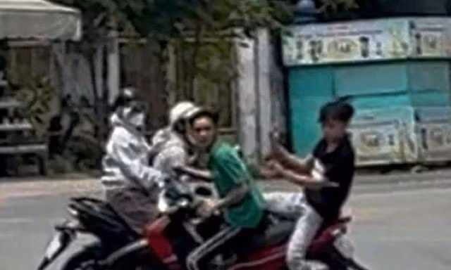 Clip: Hai người đi xe máy bị đuổi đánh trên đường ở TPHCM