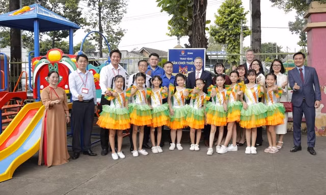 Trung ương Đoàn và Amway Việt Nam tặng công trình sân chơi thiếu nhi tại phường Bình Dương