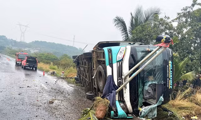 Xe khách lật trên Quốc lộ 14 ở Đồng Nai, khiến 3 người thương vong