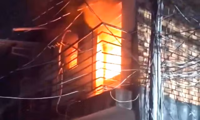 [CLIP] Căn nhà bốc cháy dữ dội trong đêm ở TPHCM