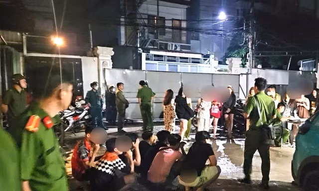 Công an TPHCM đột kích ‘Bến Thượng Hải’, phát hiện bí mật bên trong lớp chắn