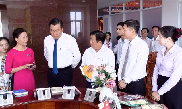 TPHCM trao tặng hơn 10.000 bản sách cho các phường, xã