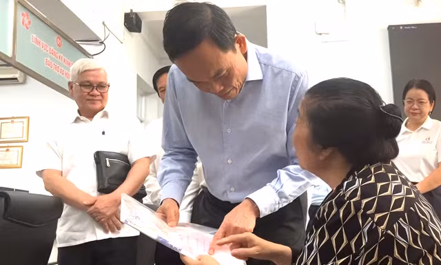 Bí thư TPHCM khảo sát nơi giải quyết thủ tục hành chính tại phường đông dân nhất thành phố