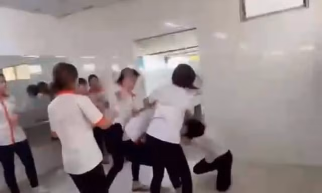 Nữ sinh trường cao đẳng ở TPHCM bị đánh 'hội đồng' trong nhà vệ sinh 