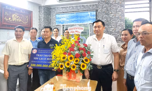 TPHCM thưởng 'nóng' 300 triệu đồng cho nhà vô địch cờ tướng thế giới Lại Lý Huynh 