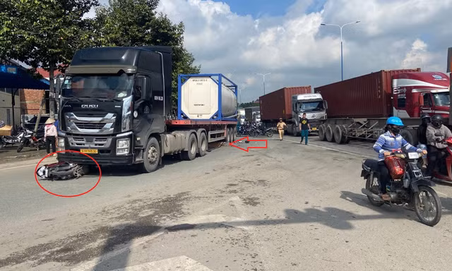 Gia đình 3 người tử vong dưới bánh xe đầu kéo container
