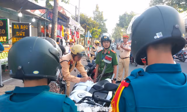 Theo chân cảnh sát lập lại trật tự lòng đường, vỉa hè ở TPHCM