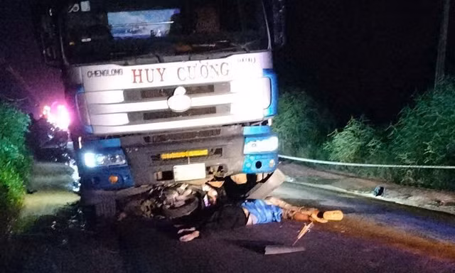 Hai vợ chồng tử vong dưới bánh xe tải trên đường tối ở TPHCM
