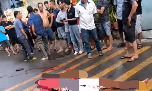 Người đàn ông tử vong giữa đường ở TPHCM nghi bị truy sát