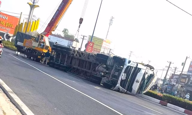 Sau cú ôm cua, xe đầu kéo 'phơi bụng' nằm chềnh ềnh trên đường ở TPHCM