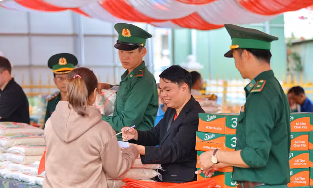 Hành trình ‘Tôi yêu Tổ quốc tôi’ ý nghĩa tại biên giới Gia Lai