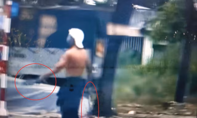 CLIP: Khống chế người đàn ông 'múa dao' gây náo loạn trên đường