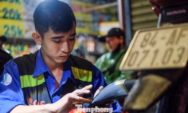 Trắng đêm theo chân đội thanh niên tình nguyện hỗ trợ người gặp nạn ở TPHCM