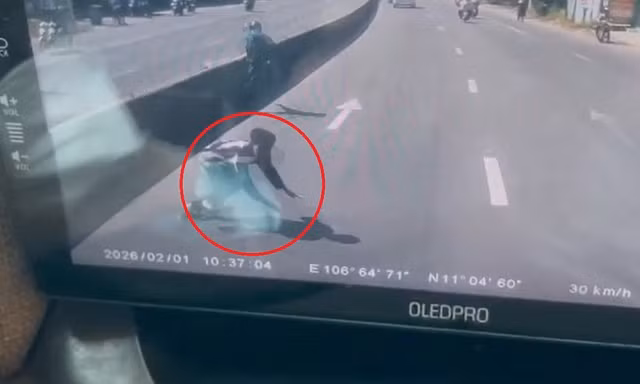 Người đàn ông bất ngờ lao vào xe bồn đang chạy trên đường ở TPHCM