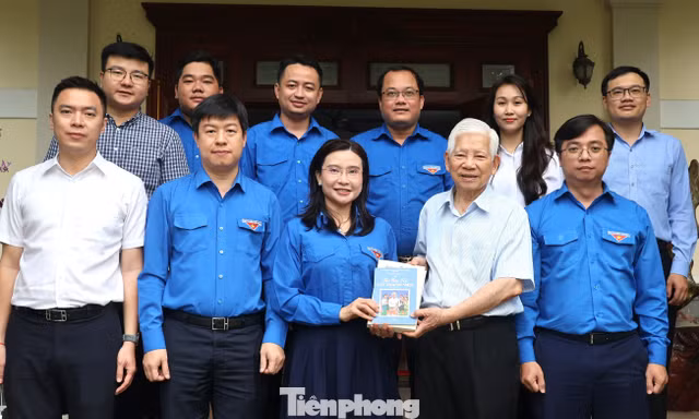 Bí thư T.Ư Đoàn Nguyễn Phạm Duy Trang thăm nguyên Chủ tịch nước và Mẹ Việt Nam anh hùng 