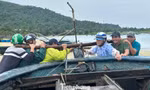 Ngư dân chằng buộc tàu thuyền ứng phó bão số 5