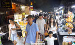 Du khách chen chân ở Hội An 