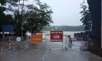 Mưa lớn dồn dập, cầu tràn ở Quảng Ngãi, Quảng Trị ngập nước