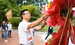 Trong không khí trang nghiêm, đoàn đã dành phút mặc niệm tưởng nhớ công lao to lớn của ba anh em nhà Tây Sơn: Nguyễn Nhạc, Nguyễn Huệ, Nguyễn Lữ