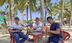 Khách Tây rơi nhẫn trên biển Đà Nẵng, một ngày sau tìm thấy dưới cát sâu nửa mét