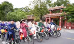 Thông điệp sống xanh từ Áo dài qua phố ở Huế