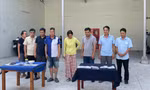 Công an đột kích bắt quả tang sới bạc núp bóng gara ô tô. Ảnh CA