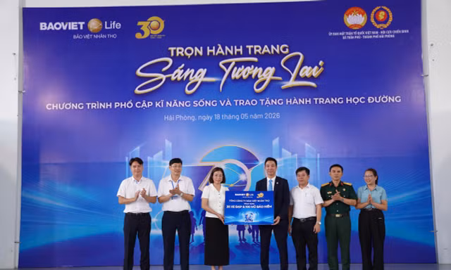 Lãnh đạo trao biểu trưng học bổng tại chương trình