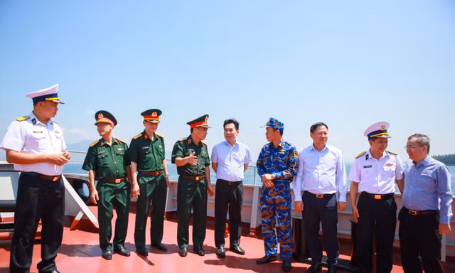 Đoàn đại biểu khảo sát thực tế, tìm hiểu tình hình sử dụng các loại nhiên liệu đặc chủng quốc phòng do BSR sản xuất tại Bộ Tư lệnh Vùng 4 Hải quân.