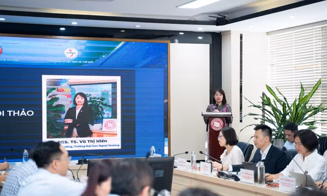 PGS., TS. Vũ Thị Hiền – Phó Hiệu trưởng Trường Đại học Ngoại Thương phát biểu đề dẫn, khai mạc Hội thảo