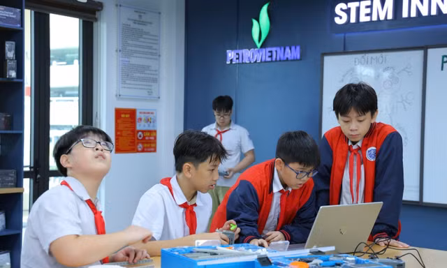 Các em học sinh Trường THCS Tây Mỗ 3 (Hà Nội) cùng nhau chế tạo mô hình robot tại phòng thực hành giáo dục STEM do Petrovietnam tài trợ.