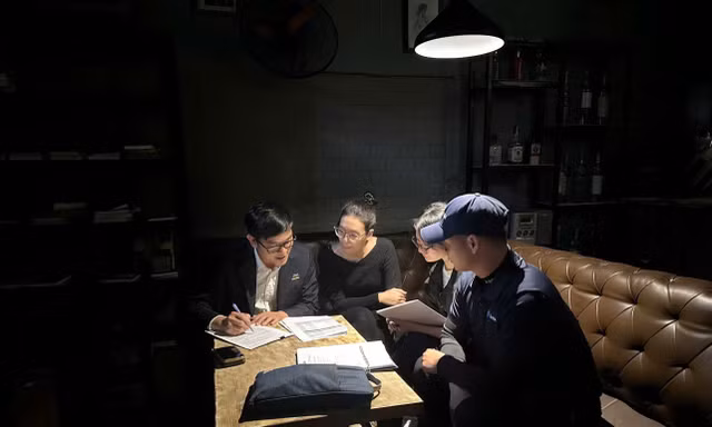 Cán bộ Thuế cơ sở 3 Hà Nội hướng dẫn hộ kinh doanh chuyển đổi từ thuế khoán sang kê khai không kể ngày đêm. 