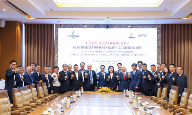 Dưới sự chứng kiến của lãnh đạo Bộ ban ngành Trung ương, tỉnh Quảng Ngãi và Petrovietnam; Ban Quản lý Dự án NCMR NMLD Dung Quất - trực thuộc BSR ký hợp đồng EPC với Liên danh nhà thầu.
