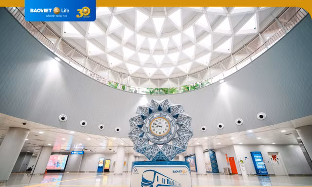 Không gian trung tâm ga Metro Bến Thành với điểm nhấn là Tháp đồng hồ gốm hài hòa với giếng trời hoa sen cách điệu.