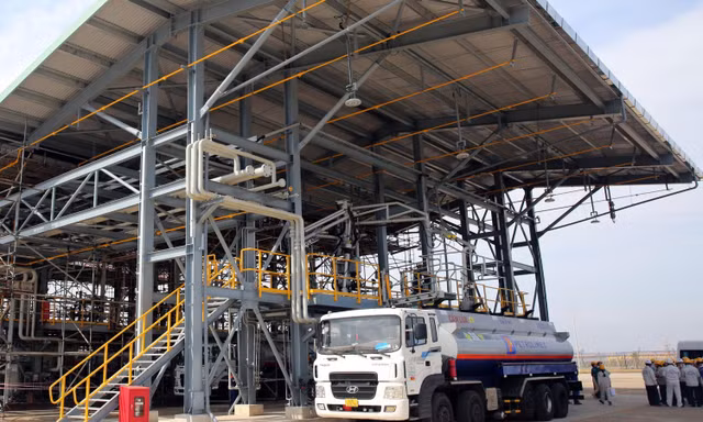 Xe bồn nhập sản phẩm ngay sau khi dự án được khánh thành.