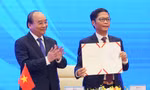 Thủ tướng Nguyễn Xuân Phúc và Bộ trưởng Công thương Trần Tuấn Anh tại lễ ký kết. Ảnh: Chinhphu