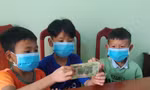 Những học sinh nhặt được tiền mang đến Công an xã nhờ tìm người đánh rơi để trả lại.