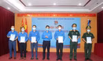 Anh Đặng Đại Bàng - Bí thư Tỉnh Đoàn trao bằng khen của Ban Chấp hành Tỉnh Đoàn cho các tập thể và cá nhân có thành tích xuất sắc trong chiến dịch thanh niên tình nguyện hè năm 2021