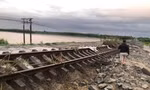 Hàng trăm mét đường ray đoạn qua Quảng Bình bị lũ cuốn trôi, đường sắt tê liệt 