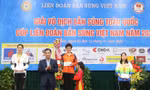 Xạ thủ Lệ Quyên (trái)- vợ của HLV tân vương V-League Trương Việt Hoàng giành HCB bắn súng
