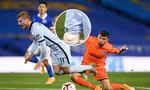 Timo Werner bị đau sau pha va chạm với Ryan ở giữa hiệp 1.